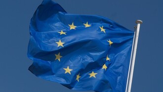 A pesar de las dificultades, la bandera de la Unión Europea sigue ondeando como un símbolo de esperanza 