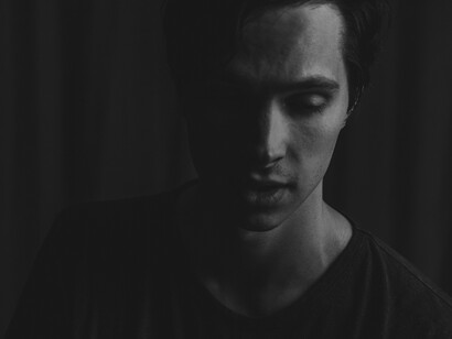 Jovem deprimido expressa seus sentimentos