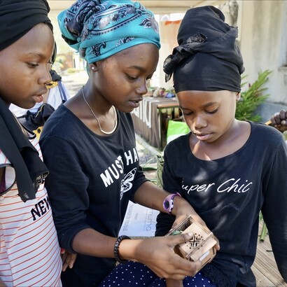 Jeunes mahoraises dans l'atelier sur l'odorat (plantes utilisées dans la pâte du mzindzano) proposé par le musée de Mayotte à l'occasion de la nuit européenne des musées