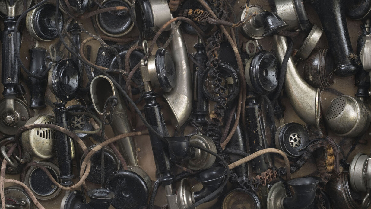 Busy, 1960. Accumulation, combinés téléphonique dans de la résine dans une boite en bois 40x60x9cm. Courtesy Galerie Daniel Templon