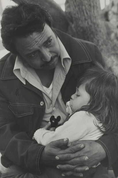 Leon Levinstein, Untitled (father holding child with pacifier) (detail), c. 1970. Courtesy of National Gallery of Canada