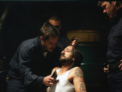 Conformidad. Imagen de la película "The Experiment" (2010) de Paul Scheuring, basada en los experimentos de la carcel de Stanford