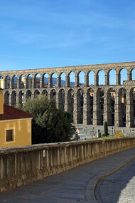Escultura del Diablo tomándose una autofoto con el Acueducto de Segovia de fondo, España