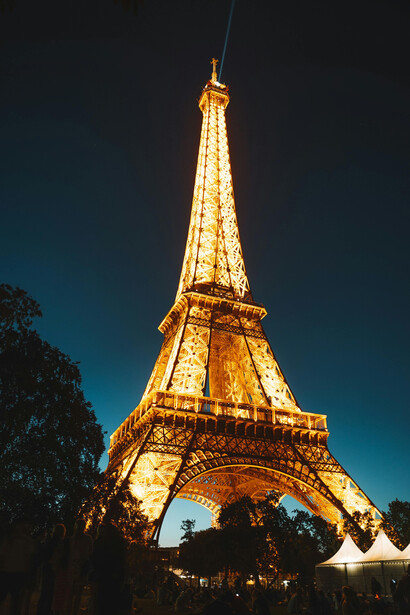 A Torre Eiffel iluminada durante à noite em Paris, França