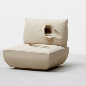 Erwin Wurm,
Stand (Fauteuil Beige), 2015
Polyester, wood, acrylic paint. 15 kgs
72 x 70 x 85 cm (28,35 x 27,56 x 33,46 in) 
Courtesy Galerie Thaddaeus Ropac, Paris/Salzburg
photo: Eva Würdinger

