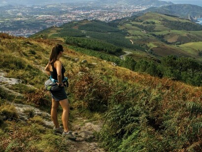 Una peregrina contempla el paisaje que rodea al Camino de Santiago