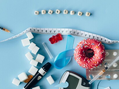 Glicosímetro. A Organização Mundial da Saúde (OMS) tem incentivado o uso de soluções de saúde digital como uma maneira de melhorar o acesso aos cuidados médicos, especialmente em países em desenvolvimento, onde a infraestrutura de saúde é muitas vezes insuficiente para atender à demanda