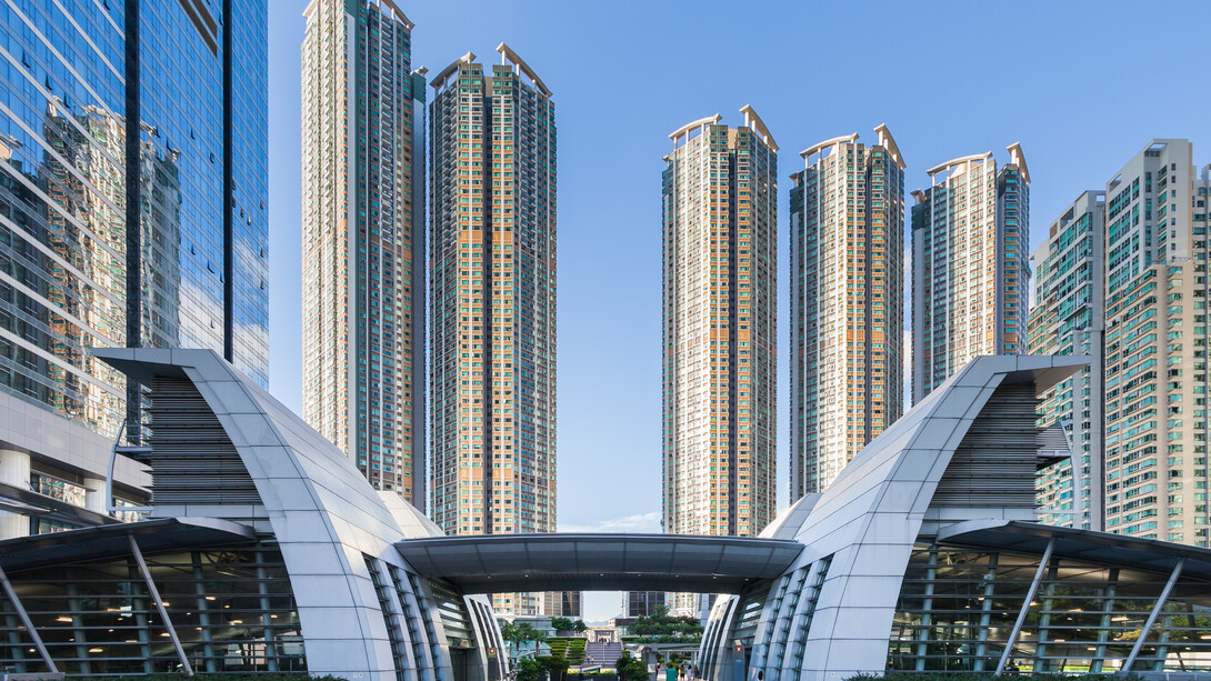 Basta con pasearse por cualquier capital o ciudad de renombre para toparse con los mismos espacios. Entrada a la estación de metro Kowloon en la plaza Union Square en el oeste de Kowloon, Hong Kong