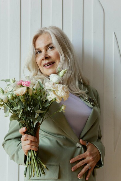 "Eu sei que te magoei muitas vezes, meu amor. Sei que fiz você sofrer e que não mereço você. Mas não tenho notícias suas há tanto tempo; você não atendeu minhas ligações, e me pergunto se bloqueou meu número. Se o fez, eu a deixarei em paz. Mas se achar que ainda podemos ter mais uma chance no amor antes de estarmos velhos demais até para beijar, podemos nos encontrar, nem que seja por uma noite"