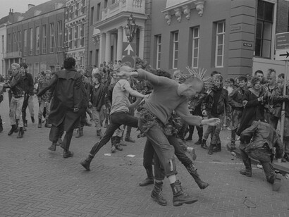 Doe wat festival à Deventer (festival de groupes d'action), groupe de punks, 22 juin 1984. Photo par Antonisse, Marcel / Anefo, archives nationales