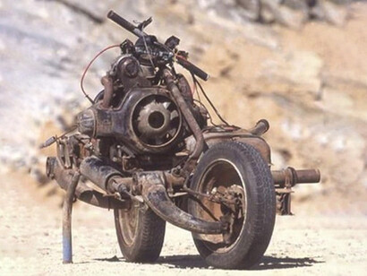 Vista delantera de la motocicleta con la que Emile Leray salvó su vida