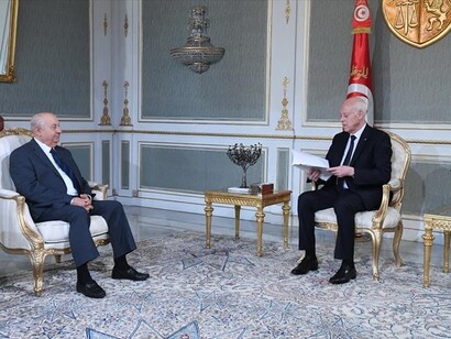 Il costituzionalista Sadok Belaid consegna la sua bozza della nuova Costituzione al presidente tunisino Kais Saied al Palazzo di Cartagine a Tunisi il 20 giugno 2022