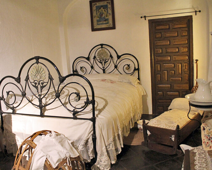 Dormitorio rural, Exhibition view. Courtesy of Museo Unicaja de Artes y Costumbres Populares