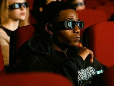 Ao mudarmos nosso olhar, podemos vislumbrar narrativas que rompem com o silêncio do cânone hegemônico, criando novos repertórios estéticos e políticos. Iniciativas como Nollywood, a segunda maior indústria cinematográfica do mundo em produção na Nigéria, e a literatura de Daniela Catrileo, que resgata memórias indígenas contra a assimilação cultural através da mistura das línguas mapudungun e espanhola, ilustram bem esse ponto