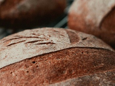 Il pane di Sant’Agata viene spesso conservato nelle case come segno di devozione e come protezione contro i pericoli, soprattutto durante l’anno