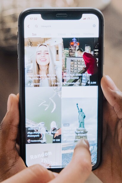 Pessoa utiliza redes sociais no celular