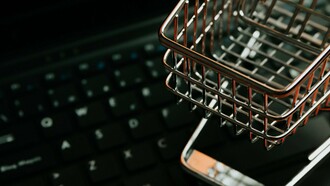 A partir do cruzamento de informações sobre hábitos de navegação, histórico de compras, preferências pessoais, localização e interações sociais, sistemas inteligentes conseguem traçar perfis detalhados dos consumidores. Esses perfis são utilizados para personalizar anúncios, recomendar produtos e prever tendências de consumo com alto grau de precisão. Dessa forma, o consumo deixa de ser apenas uma escolha individual e passa a ser mediado por sistemas algorítmicos que influenciam, de maneira sutil, as decisões cotidianas