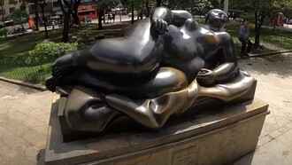 Fernando Botero, 1984, "Mujer reclinada" en bronze, Plaza Botero, Medellín, Colombia