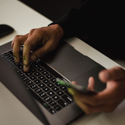 Usuário da internet sincroniza celular com o seu computador para compartilhar dados