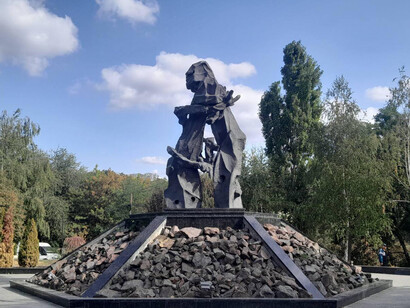 El fascismo social es todo aquel sistema de relaciones sociales de extrema desigualdad de poder en el que la parte más fuerte tiene derecho de veto sobre las oportunidades de vida y de supervivencia de la parte más débil. Monumento a las víctimas del fascismo en Chișinău, Moldavia