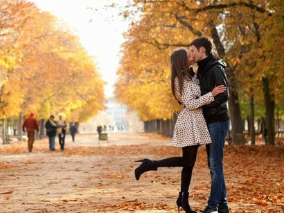 Una pareja de enamorados paseando por el parque
