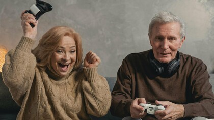 A primeira geração surgiu no começo dos anos 1970 com o lançamento do Magnavox Odyssey, desenvolvido por Ralph Baer e considerado o primeiro console de videogame comercial. O aparelho trazia vários jogos guardados na memória, como baseball, basquete e futebol, para entreter o público, mas devido a simplicidade dos gráficos não gerava cenários na televisão apenas pequenos pontos coloridos, o que obrigava o público a pendurar folhas com cenário desenhado sobre a tela para simular o ambiente do jogos, como um campo de futebol para um game sobre o esporte, essas folhas viam de brinde com o aparelho