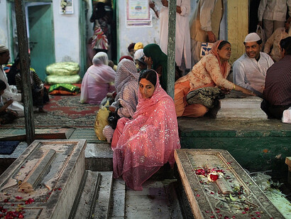 Believers at the Nizamuddin Auliya Dargah
