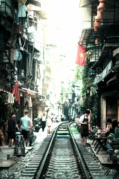 Las vías atraviesan un típico barrio de Hanói, la capital vietnamita