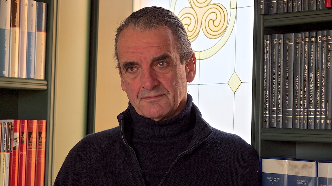 Mario Conde en su biblioteca personal