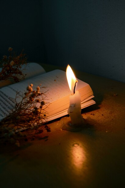 Boba... – ele afagou o rosto da namorada e voltou-se novamente para as estrelas – Aquela é Betelgeuse. Dizem que era amarelada há uns dois mil anos. Agora ela está vermelha porque entrou em sua fase final: “só” lhe restam mais alguns bons milênios