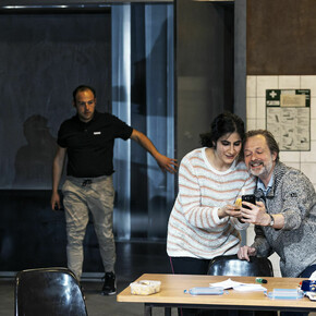 Beyond caring. Mit freundlicher genehmigung des Schaubühne am Lehniner Platz