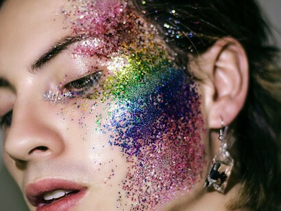 A segunda estrofe amplia o olhar para pessoas trans em geral. Elas tentam território, trato, trajetória. Mas o tempo é curto, e a vitória é rara. A cada tentativa, um tombo. A cada passo, um torpor. E mesmo assim, seguem. Seguem com tudo truncado, com tanta dor