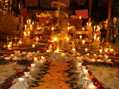 Altar preparado para el Día de Muertos
