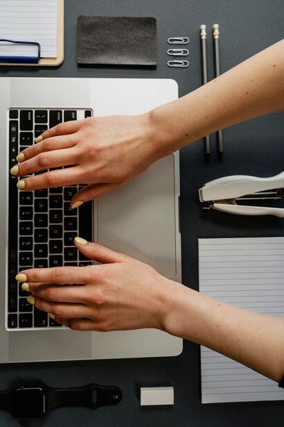 Aplicado al ámbito de la energía laboral, el marco permite evaluar cómo la motivación, el compromiso y la integridad de los trabajadores se transforman en productividad y bienestar organizacional