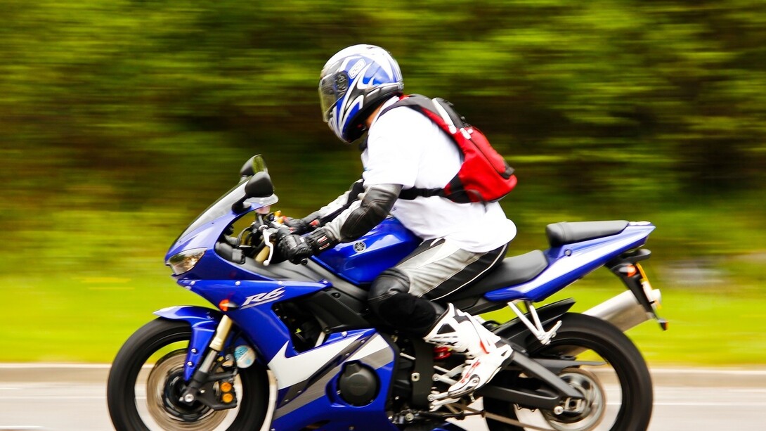 Rodando en una moto Yamaha pòr la carretera