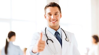 Un médico sonriente