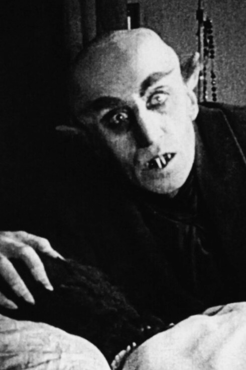 Estrenado en 1922, Nosferatu capturó el espíritu de la Europa de entreguerras, dando forma a un vampiro que era más peste que seducción, más sombra que figura humana