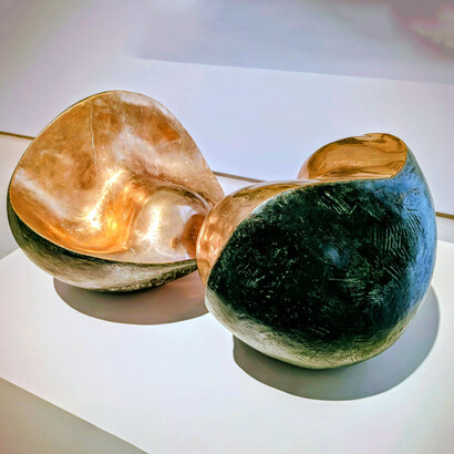 Pablo Serrano Unidad Yunta (Yunta Unit) (1973–1977). The work is a bronze sculpture with a distinctive dual finish: one section has a dark, patinated surface, while the inner, organic curves are polished to a bright, reflective gold. Image ©MACA/the Author 2026