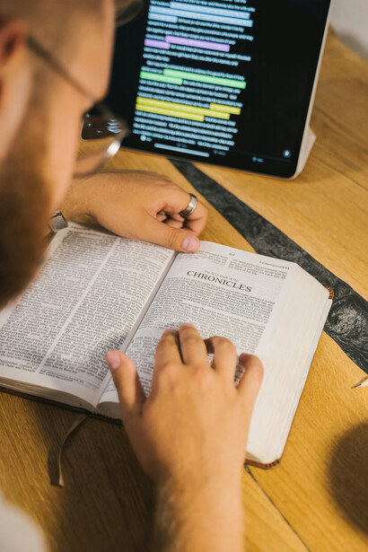 A semântica dos vocábulos na Bíblia transcende seu significado literal, sendo veículos de ensinamentos, profecias e revelações divinas