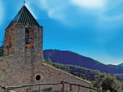 Fotografía: Óscar Farrerons Vidal. Iglesia de Santa Margarida de Vallors, dependiente de la parroquia de Sant Hilari, primeras referencias en el año 886. Después de varias modificaciones fue
consagrada por el obispo de Vic Pere de Redorta en 1183. Las Guillerías, Catalunya. España