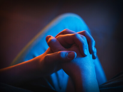 Manos cerradas mientras reza por la Guerra de Ucrania