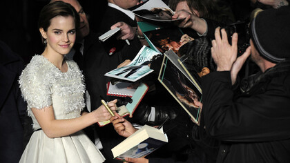 L'attrice Emma Watson concede autografi ai fans