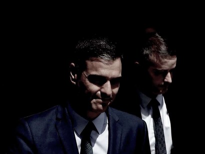 A Redondo, que funge como consejero áulico del presidente, atribuyen numerosas fuentes la aparentemente errática estrategia de negociación con los morados para lograr un objetivo que va más allá de conseguir la investidura y pretende liquidar a Iglesias