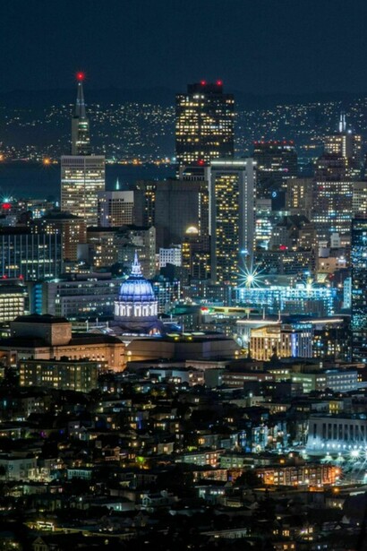 El uso de niveles de luz superiores a los necesarios satura nuestras calles. San Francisco, California, Estados Unidos