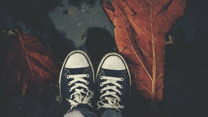 Scarpe Converse. Non posso tornare indietro e cammino, per continuare a camminare. Cerco grounding, qualcosa che mi trattenga. Leggera, una foglia secca, ora mossa, non puoi trovarmi più
