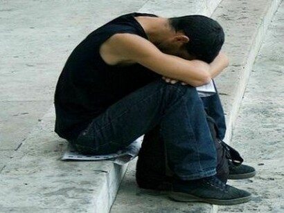 Un hombre abatido por el dolor