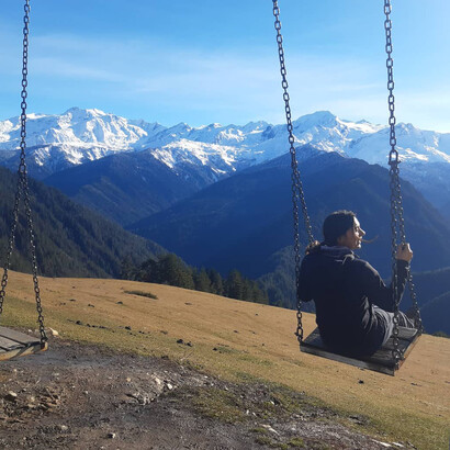 Cristina Correa disfrutando el paisaje de Mestia, Georgia. Cristina continúa su vocación literaria y periodística, combinando su pasión por el montañismo con la exploración de culturas locales