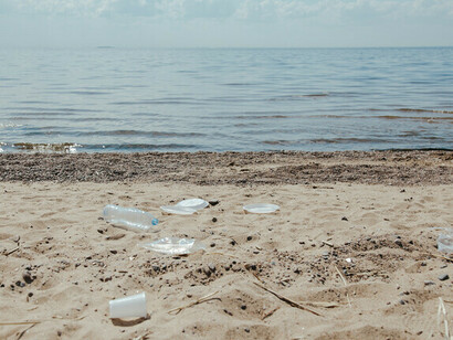 Playa contaminada: los ciudadanos de los países ricos, los principales contaminantes, no están dispuestos a renunciar a sus «city trips», a sus vacaciones en playas tropicales, a sus coches y a sus bolsas de plástico