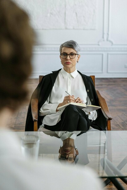 Nos últimos anos, a Inteligência Artificial (IA) tem avançado de forma significativa em diversos campos, incluindo a saúde mental. Aplicativos com assistentes virtuais, plataformas que oferecem suporte emocional e até ferramentas baseadas em linguagem natural capazes de simular interações terapêuticas têm levantado um debate urgente: a IA pode atuar como um "psicólogo"? Embora a resposta seja complexa, é inegável que essa tecnologia está transformando a forma como os cuidados em saúde mental são oferecidos e acessados