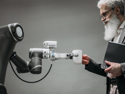 Uno scienziato mentre brevetta un robot 
